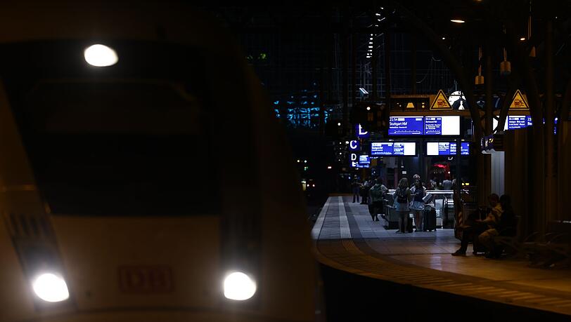 Bundesweit standen am Abend die Züge still. Bundesweit standen am Abend die Züge still.