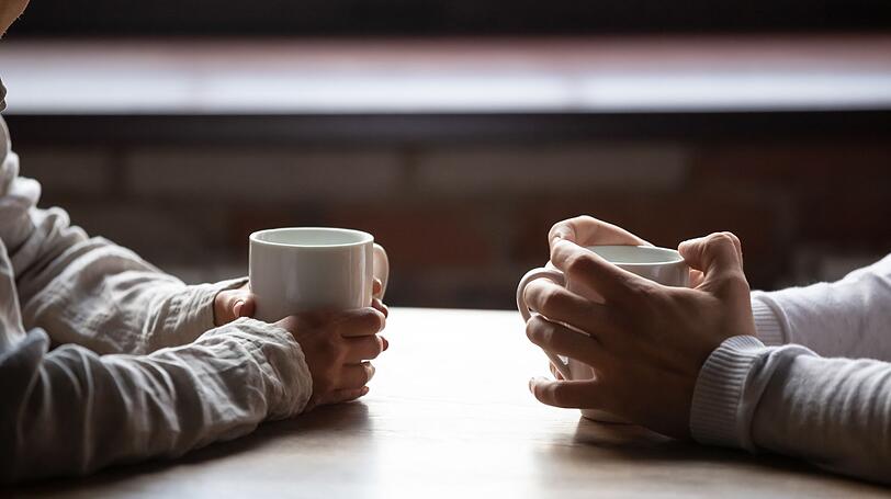 Probieren Sie es doch beim nächsten Mal aus: Um einen sanfteren Gesprächseinstieg zu schaffen, loben Sie Ihr Gegenüber, bevor Sie Kritik äußern. Sagen Sie Ihrem Partner zuerst, was Sie an ihm schätzen. So zeigen Sie, dass Sie tatsächlich ein konstruktives Gespräch führen möchten. Probieren Sie es doch beim nächsten Mal aus: Um einen sanfteren Gesprächseinstieg zu schaffen, loben Sie Ihr Gegenüber, bevor Sie Kritik äußern. Sagen Sie Ihrem Partner zuerst, was Sie an ihm schätzen. So zeigen Sie, dass Sie tatsächlich ein konstruktives Gespräch führen möchten.