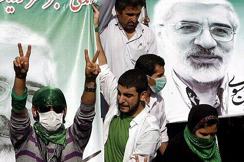 Gegner der iranischen Regierung protestieren