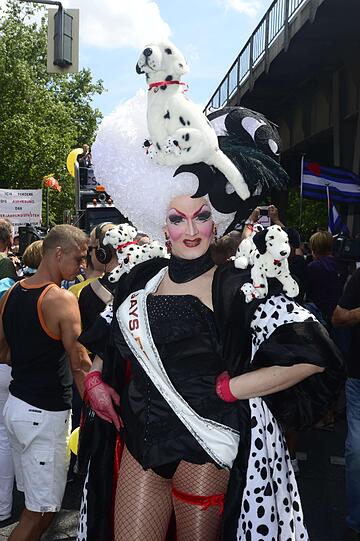 Schrill, sexy, ausgeflippt: Auf dem Christopher Street Day in Berlin steht die Toleranz gegenüber dem "Anderssein" im Vordergrund. Eine halbe Million Menschen werden zur Parade erwartet.