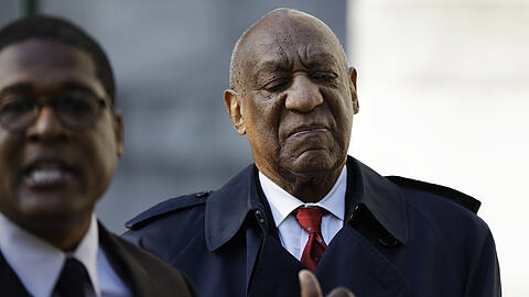 Schauspieler und Entertainer Bill Cosby kommt zur Jury-Beratung im Rahmen des zweiten Verfahrens wegen sexueller Nötigung gegen ihn im Montgomery County Bezirksgericht.