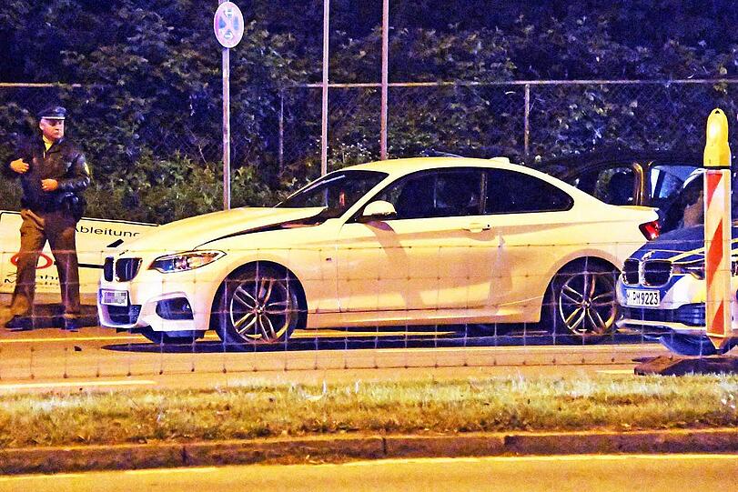 Wegen Übermüdung krachte der Fahrer eines BMW M2 in einen von der Polizei angehaltenen Mercedes und verletzte dabei zwei Beamte schwer.