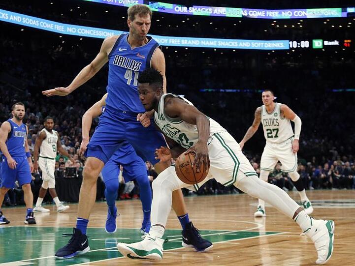 Semi Ojeleye von den Boston Celtics versucht sich gegen Dirk Nowitzki von den Dallas Mavericks durchzusetzen.