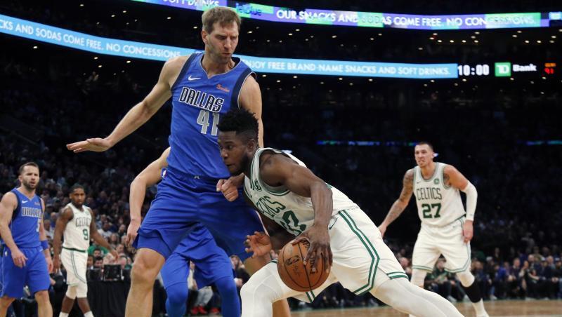 Semi Ojeleye von den Boston Celtics versucht sich gegen Dirk Nowitzki von den Dallas Mavericks durchzusetzen. Semi Ojeleye von den Boston Celtics versucht sich gegen Dirk Nowitzki von den Dallas Mavericks durchzusetzen.
