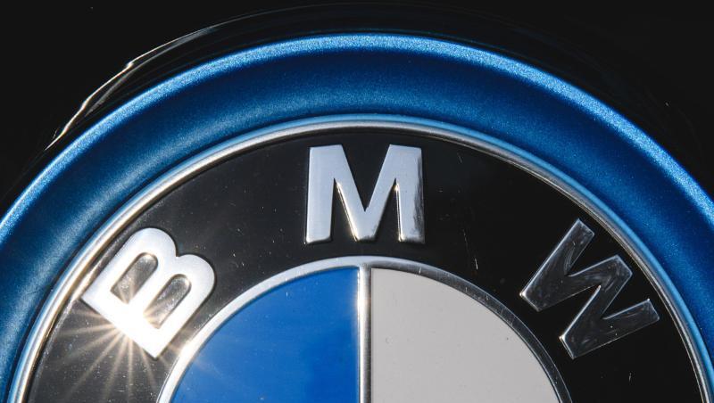 Die Sonne spiegelt sich in einem Logo des Autoherstellers BMW. Foto: Sebastian Gollnow/dpa/Archivbild Die Sonne spiegelt sich in einem Logo des Autoherstellers BMW. Foto: Sebastian Gollnow/dpa/Archivbild