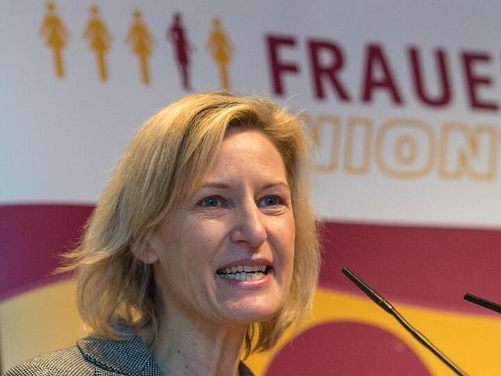 Angelika Niebler (CSU), Vorsitzende der Frauen-Union Bayern, spricht am Rednerpult. Hiner ihr ist dr Schriftzug Frauen Union zu sehen. Foto: Armin Weigel/Archv