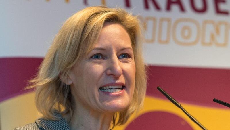 Angelika Niebler (CSU), Vorsitzende der Frauen-Union Bayern, spricht am Rednerpult. Hiner ihr ist dr Schriftzug Frauen Union zu sehen. Foto: Armin Weigel/Archv Angelika Niebler (CSU), Vorsitzende der Frauen-Union Bayern, spricht am Rednerpult. Hiner ihr ist dr Schriftzug Frauen Union zu sehen. Foto: Armin Weigel/Archv