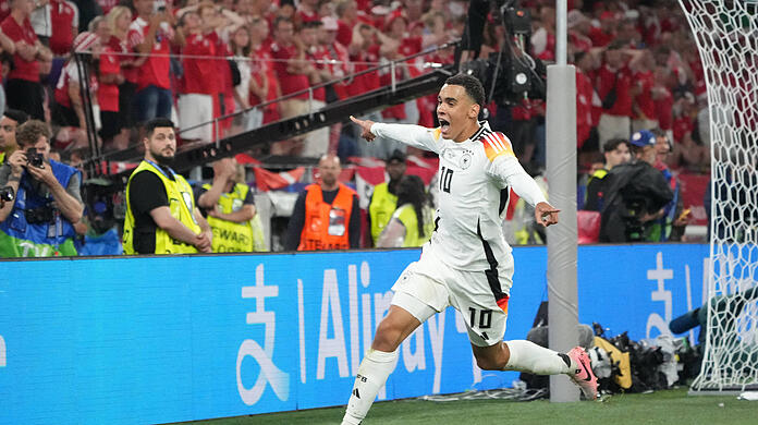 Jamal Musiala jubelt über seinen Treffer zum 2:0 gegen Dänemark.