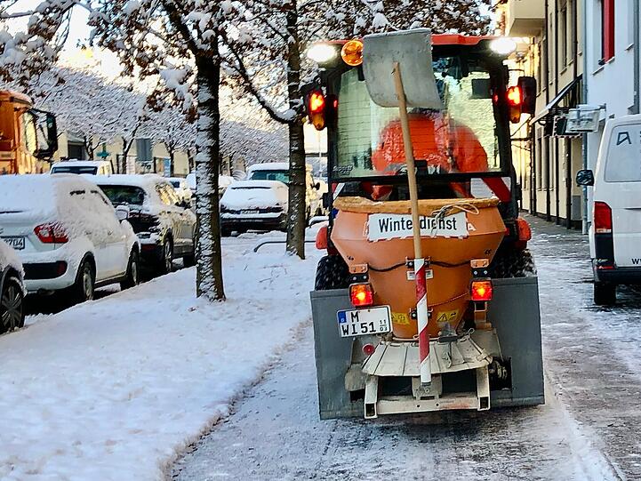 Eine Freude für Fußgänger und Radfahrer: Am Freitagmorgen ist der Winterdienst bereits unterwegs, hier in Sendling.