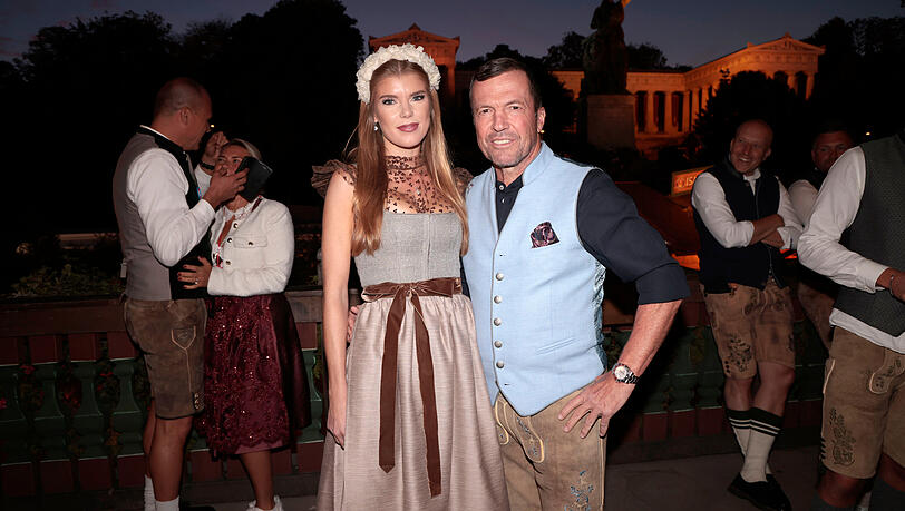 Oktoberfest-Premiere: Lothar Matthäus kommt mit seiner 27-jährigen Freundin Theresa Sommer ins Käfer. Oktoberfest-Premiere: Lothar Matthäus kommt mit seiner 27-jährigen Freundin Theresa Sommer ins Käfer.