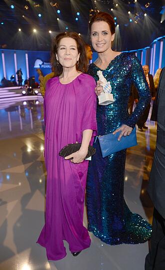 Hannelore Elsner im wallenden Kleid.