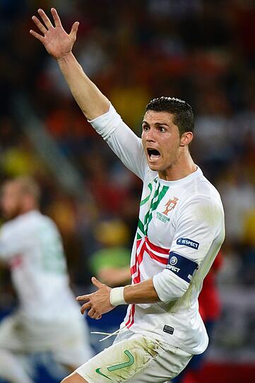 EM 2012: Halbfinalaus gegen Spanien. Wie bitter für Ronaldo - wieder gibt's keinen Titel mit Portugal. Diesmal scheiterte er im Elfmeterschießen an Spanien. Aber Cristiano hat nicht nur die Haare schön, keiner leidet so schön wie der Superstar von Real Madrid.