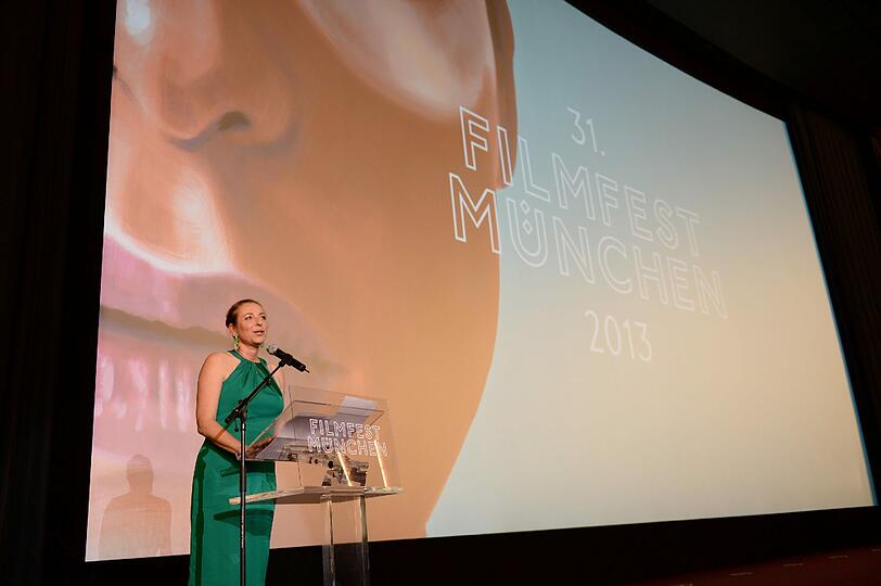 Die Geschäftsführerin der Internationalen Münchner Filmwochen Diana Iljine hält am Mathäser Filmpalast bei der Eröffnungsveranstaltung des Filmfest München vor dem Film "Exit Marrakech" eine Rede.