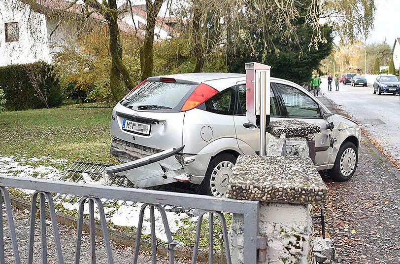 Der Mann fuhr mit seinem Focus erste einen Stromkasten kaputt, danach drehte er sich und landete im gegenüberliegenden Vorgarten.