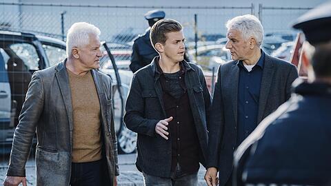 Ganz schön vorlaut: Kalli (m) mit den Kommissaren Batic (Miroslav Nemec, l.) und Leitmayr (Udo Wachtveitl) im aktuellen München-"Tatort".