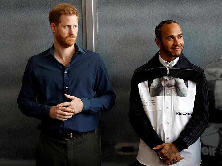 Prinz Harry (l) und Lewis Hamilton bei der Eröffnung des Automobilsport-Museums "The Silverstone Experience".
