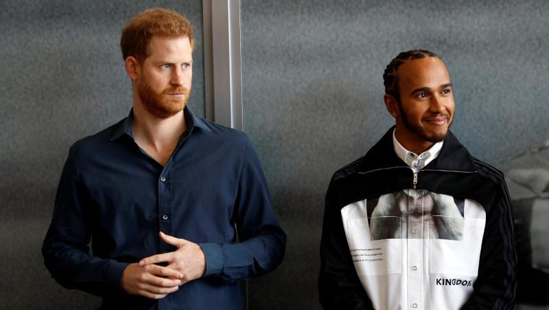 Prinz Harry (l) und Lewis Hamilton bei der Eröffnung des Automobilsport-Museums "The Silverstone Experience".