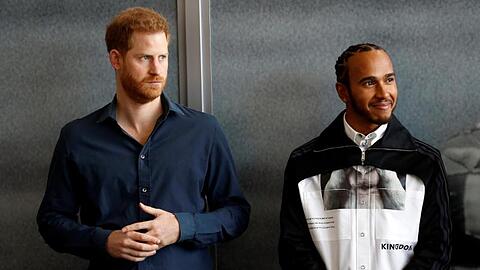 Prinz Harry (l) und Lewis Hamilton bei der Eröffnung des Automobilsport-Museums "The Silverstone Experience".