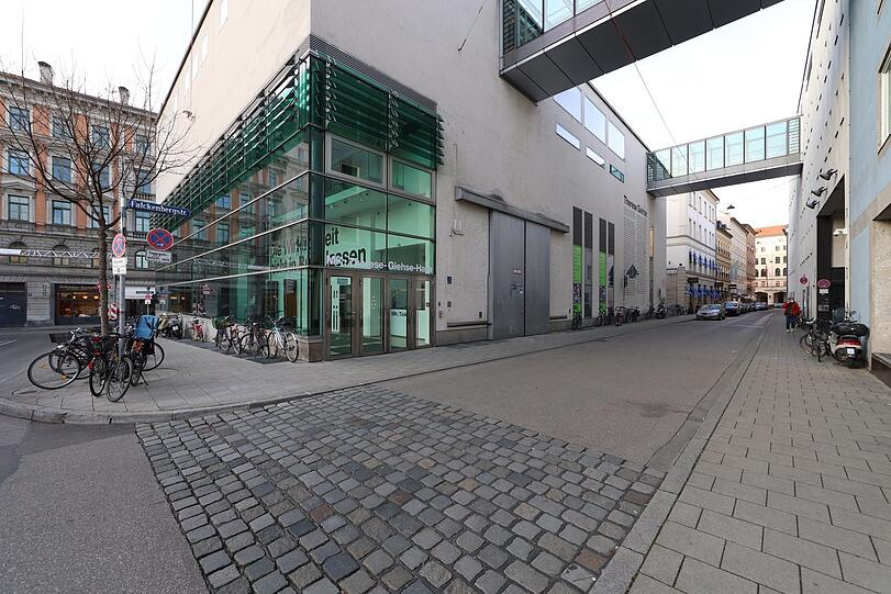 An der Falckenbergstraße: Die riesige Therese-Giehse-Halle gehört zu den Kammerspielen (r.) und ist mit Übergängen damit verbunden.