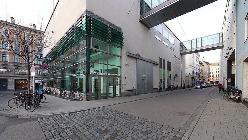 An der Falckenbergstraße: Die riesige Therese-Giehse-Halle gehört zu den Kammerspielen (r.) und ist mit Übergängen damit verbunden. An der Falckenbergstraße: Die riesige Therese-Giehse-Halle gehört zu den Kammerspielen (r.) und ist mit Übergängen damit verbunden.