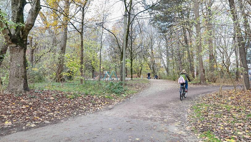 Kustermannpark: Kleine grüne Lunge im dicht besiedelten Stadtbezirk. Im Hintergrund erkennbar ist der Spielplatz, auch einen Sportplatz gibt es.