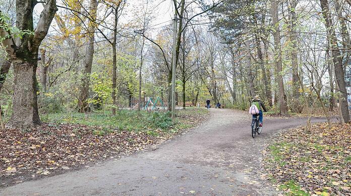 Kustermannpark: Kleine grüne Lunge im dicht besiedelten Stadtbezirk. Im Hintergrund erkennbar ist der Spielplatz, auch einen Sportplatz gibt es.