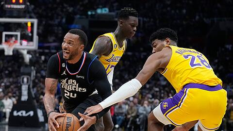 Clippers-Guard Norman Powell (l) geht an Dennis Schröder (M) und Rui Hachimura (28) von den Los Angeles Lakers vorbei.