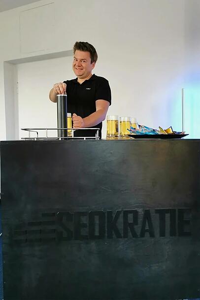 Julian Dziki an der Bierzapfanlage.