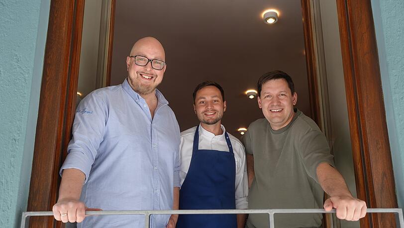 V.l.: Max Sirek-Paul, Sebastian Mundstock und J&uuml;rgen Wolfsgruber begr&uuml;&szlig;en ihre G&auml;ste im Restaurant Fogosch.