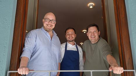 V.l.: Max Sirek-Paul, Sebastian Mundstock und J&uuml;rgen Wolfsgruber begr&uuml;&szlig;en ihre G&auml;ste im Restaurant Fogosch.