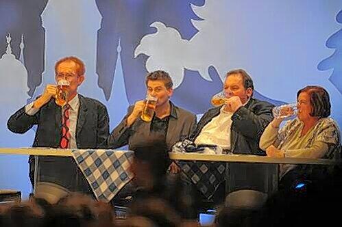 Prost! Piet Klocke, Kaberettist Michael Altinger,  Schauspieler Ottfried Fischer und Künstlerin Maria Peschek (v.l.)