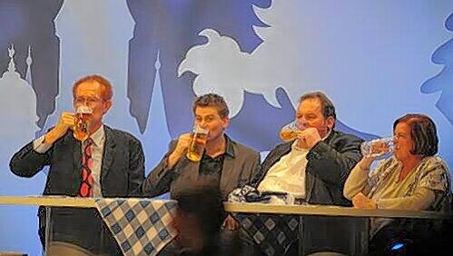 Prost! Piet Klocke, Kaberettist Michael Altinger, Schauspieler Ottfried Fischer und Künstlerin Maria Peschek (v.l.) Prost! Piet Klocke, Kaberettist Michael Altinger, Schauspieler Ottfried Fischer und Künstlerin Maria Peschek (v.l.)