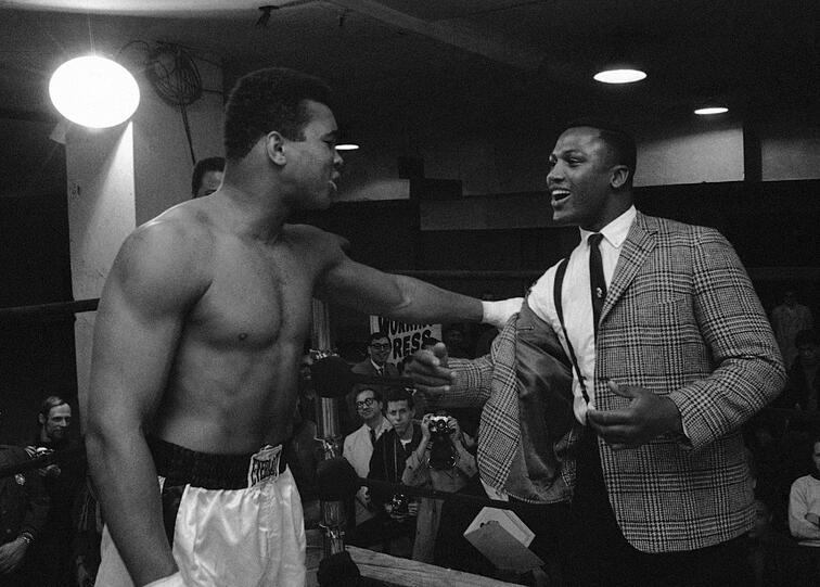 &bdquo;Die Welt hat einen großen Champion verloren. Ich werde mich immer
mit Respekt und Bewunderung an Joe erinnern. Meine Gedanken gehören seiner Familie und seinen Freunden&ldquo;, teilte der an Parkinsonleidende Muhammad Ali in einem Statement mit.