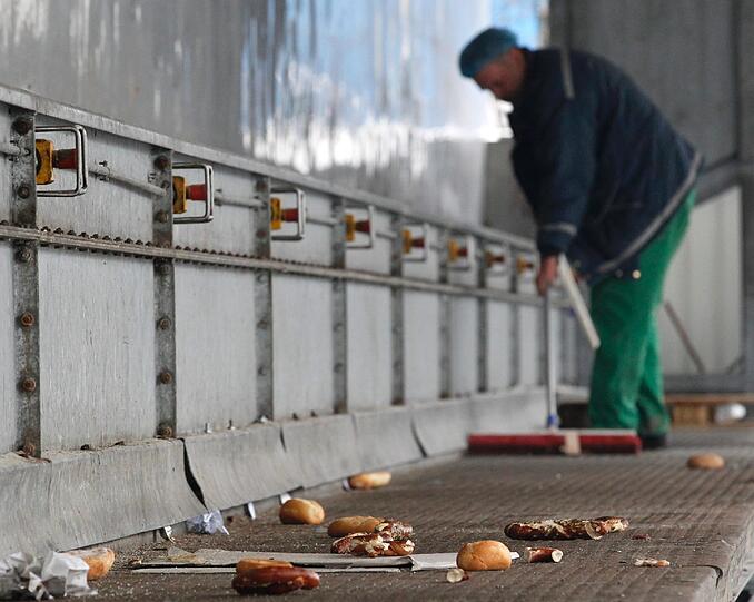 Mitarbeiter von Müller-Brot reinigen am Donnerstag (08.03.2012) im Produktionsgebäude der Müller-Brot GmbH in Neufahrn. Nach jahrelangen Hygieneproblemen hatten die Aufsichtsbehörden die Müller-Brot-Fabrik in Neufahrn bei München Ende Januar 2012 geschlossen. Wenige Wochen später meldete das Unternehmen Insolvenz an.