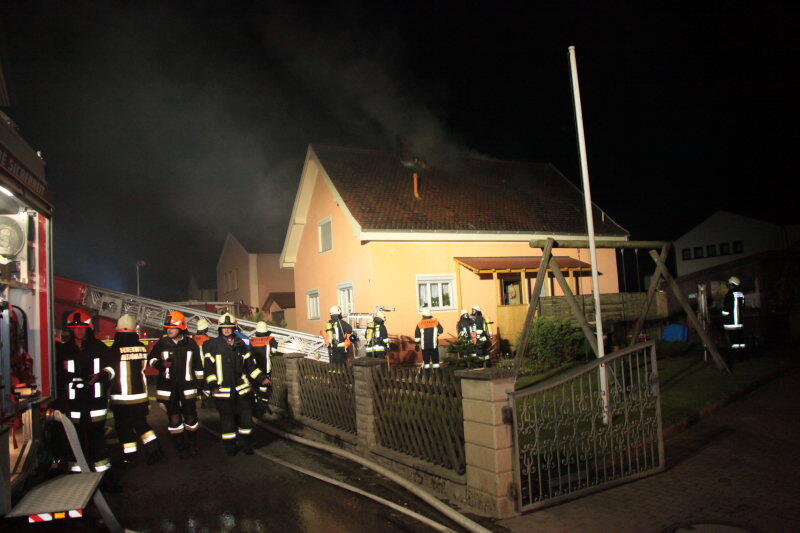 Ein Dachstuhl in Mettenheim steht in Flammen. Die Feuerwehr rückt mitten in der Nacht zum Löschen an. Die Bilder vom Einsatz.