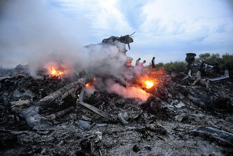 Die Trümmerteile der MH17 glühen noch.