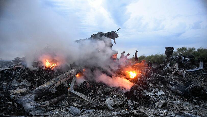 Die Trümmerteile der MH17 glühen noch.