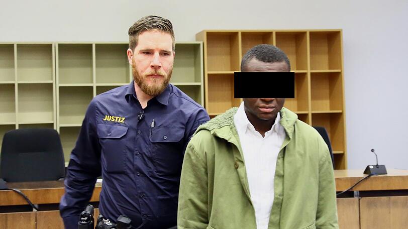 Einer der beiden Angeklagten wird vorgeführt.