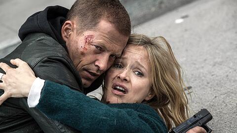 Tschiller (Til Schweiger) und seine Ex-Frau Isabella (Stefanie Stappenbeck) retten sich aus einem explodierenden Auto.