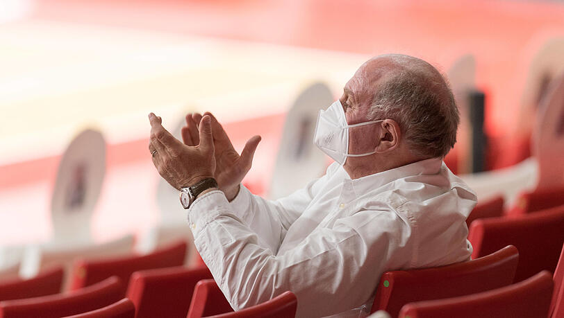 "Das spricht für den Charakter der Mannschaft", sagt Hoeneß über den Bayern-Sieg gegen Mailand. "Das spricht für den Charakter der Mannschaft", sagt Hoeneß über den Bayern-Sieg gegen Mailand.