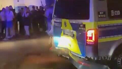 Auffahrunfall beim Einsatz: Zwei Polizeiwagen prallen aufeinander, das Netz lacht