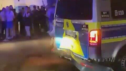 Auffahrunfall beim Einsatz: Zwei Polizeiwagen prallen aufeinander, das Netz lacht