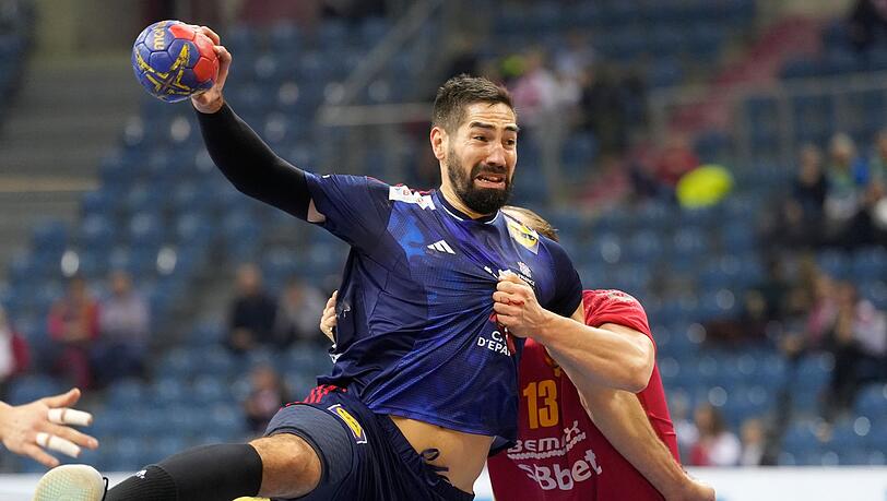 Die Franzosen um Nikola Karabatic (l) holten sich den vierten Sieg im vierten Spiel.