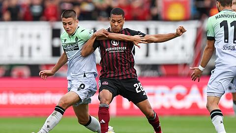 Nürnbergs Jan Gyamerah (M) und Hannovers Nicolo Tresoldi teilten sich mit ihren Teams die Punkte.