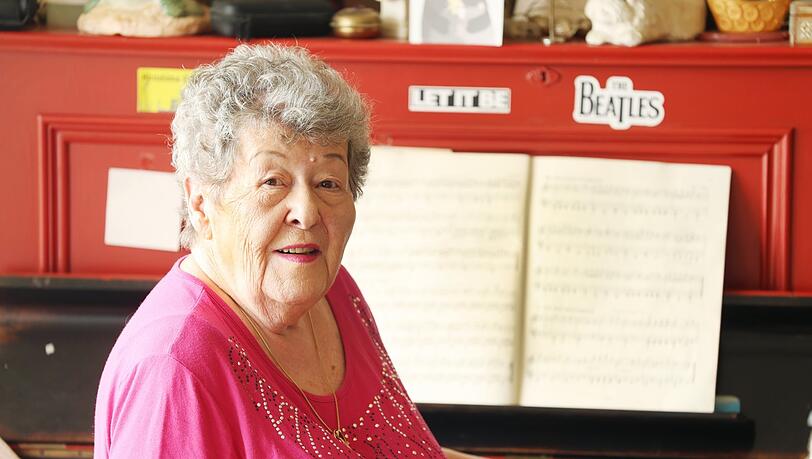 Gisela Kochs (80), hier daheim an ihrem Klavier, hat 38 Jahre lang im Milchladen eingekauft. Dass das Geschäft zugemacht hat, bekümmert sie sehr – wie viele ihrer Nachbarn. Gisela Kochs (80), hier daheim an ihrem Klavier, hat 38 Jahre lang im Milchladen eingekauft. Dass das Geschäft zugemacht hat, bekümmert sie sehr – wie viele ihrer Nachbarn.