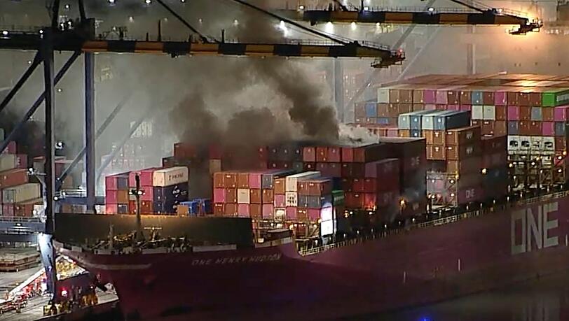 Am Freitagabend war das Feuer auf dem im Hafen von LA angedockten Schiff ausgebrochen, auch Container mit Gefahrstoffen brennen.