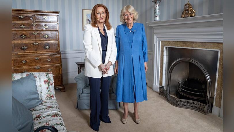 J.K. Rowling und Queen Camilla trafen sich in Edinburgh. J.K. Rowling und Queen Camilla trafen sich in Edinburgh.