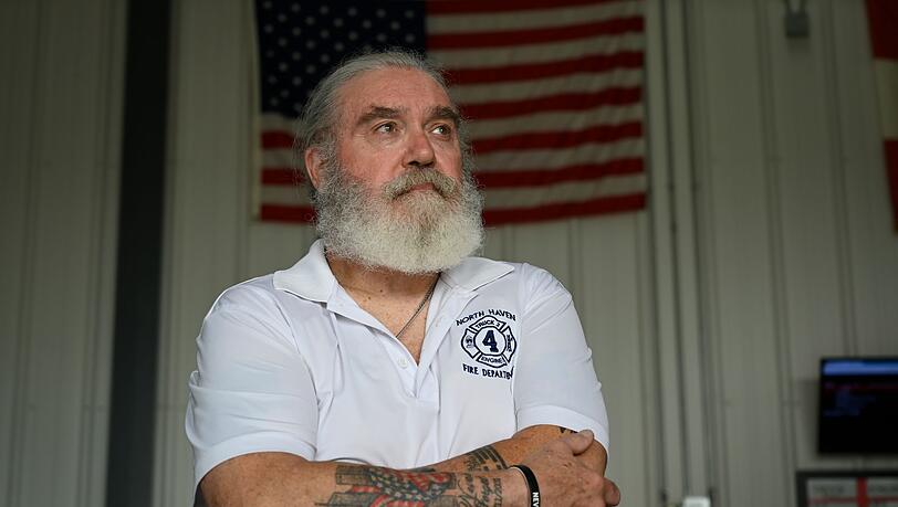 Achtmal hat sich Curt Andrews schon Hautkrebs entfernen lassen müssen - an den Stellen seines Körpers, die vor 25 Jahren dem Staub ausgesetzt waren, den die Anschläge auf die Türme des World Trade Centers verursacht haben. Achtmal hat sich Curt Andrews schon Hautkrebs entfernen lassen müssen - an den Stellen seines Körpers, die vor 25 Jahren dem Staub ausgesetzt waren, den die Anschläge auf die Türme des World Trade Centers verursacht haben.