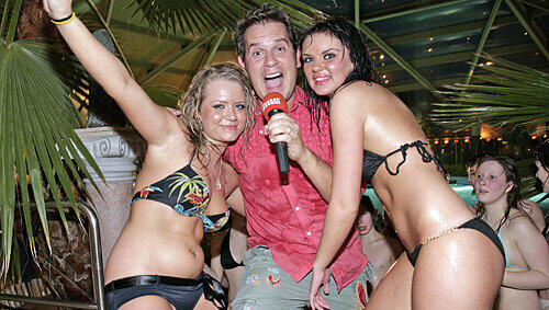 Hahn im Korb: Schlager-Star Peter Wackel mit zwei Bikini-Schönheiten bei seinem Auftritt im „Palm Beach“-Freizeitbad. Hahn im Korb: Schlager-Star Peter Wackel mit zwei Bikini-Schönheiten bei seinem Auftritt im „Palm Beach“-Freizeitbad.