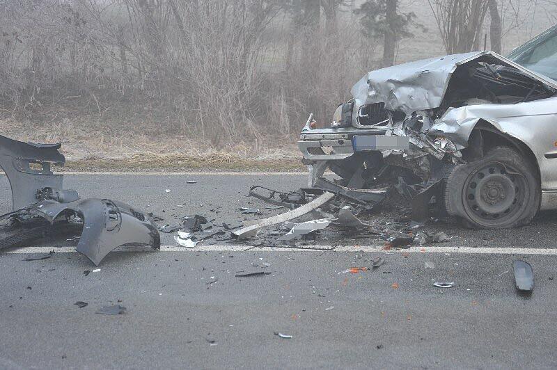 Bei einem Glatteisunfall in Katzenbach, in der Nähe von Dorfen, sind mehrere Personen schwer verletzt worden. Unter den Verletzten war auch ein Kleinkind.